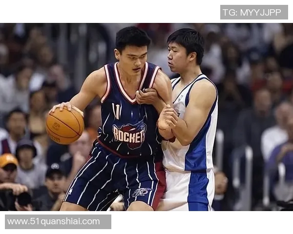 王治郅与姚明的经典合照展现中国篮球的辉煌与友谊